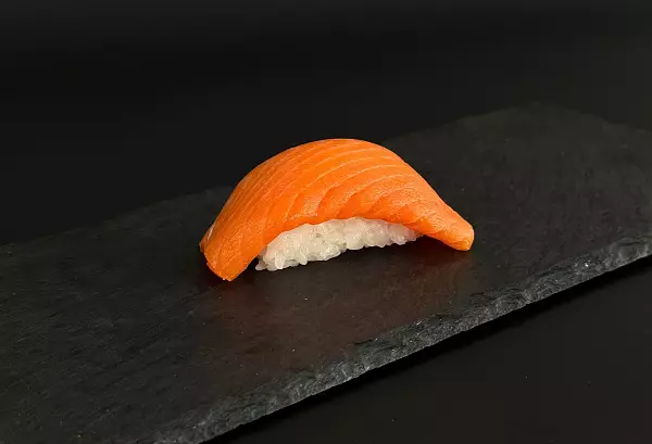 Суши с лососем
